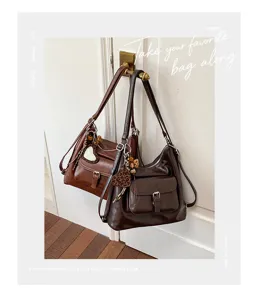 Detailaufnahme der braunen Vintage Leder Schultertasche mit Schlapp-Hobo-Design und Vortasche.
