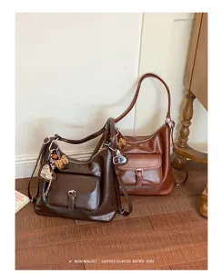 Retro Braune PU Leder Schultertasche Hobo Bag mit Fronttasche und stilvollen Anhängern