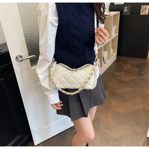 Modische gesteppte Umhängetasche für Damen in Weiß mit edler goldener Kette und elegantem Look.