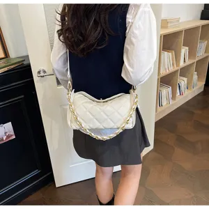 Detailaufnahme der eleganten weißen gesteppten Umhängetasche mit schicker goldener Kette.