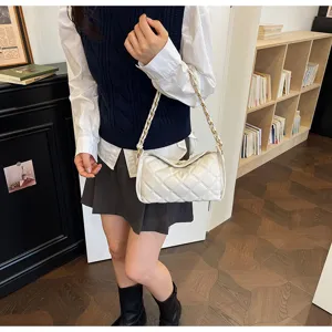 Elegante weiße gesteppte Kettentasche für Damen, modische Umhängetasche für den Alltag.