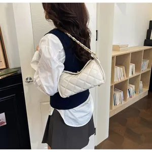 Elegante gesteppte Kettenschultertasche für Damen, stilvolle Umhängetasche für den Alltag.