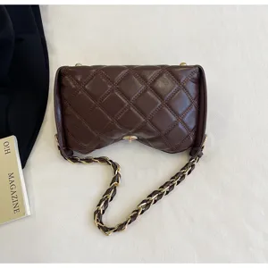 Dunkelbraune gesteppte Umhängetasche mit Kette, stilvolle elegante Damen-Crossbody-Tasche.