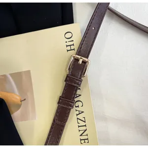 Brauner Leder-Taschenriemen Detailaufnahme, verstellbare goldene Schnalle für modische Damentaschen.