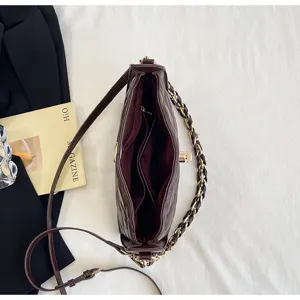 Strukturierte gesteppte Kettentasche für Damen, elegante Umhängetasche mit vielen Fächern.