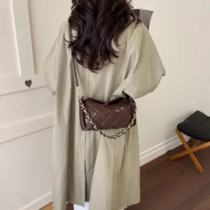 Modische gesteppte Umhängetasche mit Kette für Damen aus elegantem braunem PU-Leder.