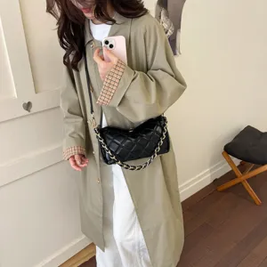 Stilvolle gesteppte Kettentasche für Damen, klassische Umhängetasche elegant.