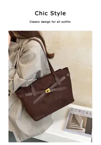 Vue détaillée du sac cabas marron chic en suède avec serrure métallique et look mode.