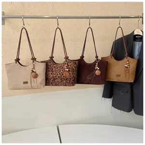 Modieuze suède tote tas voor dames, grote retro schoudertas met mooie kwastje hanger.