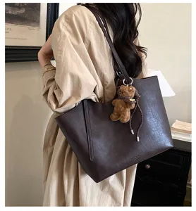 Sac cabas en cuir pour femme sac à bandoulière élégant marron avec joli pendentif ours.