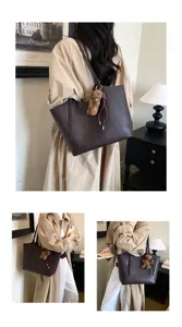 Sac cabas marron élégant pour femme avec charm peluche, sac à épaule chic pour le bureau.