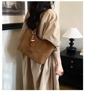 Gedetailleerd overzicht van retro bruine suède shopper tas, grote dames schoudertas.