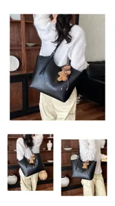 Détails du modèle du sac cabas en cuir noir avec un pendentif ours pour le quotidien.