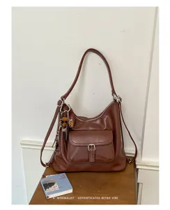 Retro braune Damen Umhängetasche Detail, elegante Freizeittasche mit Vordertasche und Schnalle.
