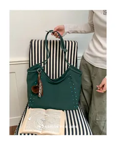 Bolso tote grande de cuero suave verde con remaches bolso de hombro informal para el día a día