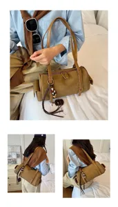 Braune Wildleder Boston Umhängetasche Detail, elegante Bowling Handtasche mit langen Fransen.