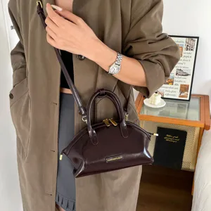 Sac à main coquillage marron rétro pour femme, élégant sac bandoulière chic et casual.