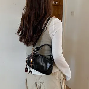 Sac à bandoulière noir froissé pour femme, sac à main décontracté stylé avec pendentif en perles.