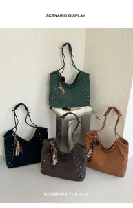 Bolso de hombro grande y suave para mujer con tachuelas elegantes y colgante de bufanda.