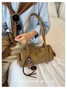 Vintage Wildleder Boston Tasche Detail, braune Bowling Umhängetasche für Damen.