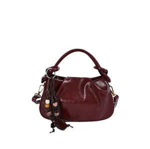 Sac à main plissé rouge vin pour femme, élégant sac porté épaule et bandoulière décontracté.