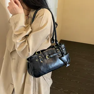 Chic retro black underarm shoulder bag for women, stylish vintage baguette bag.