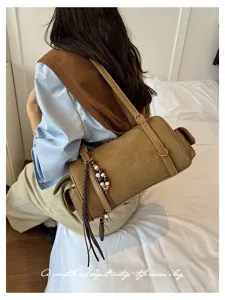 Detailaufnahme der vintage Wildleder Boston Umhängetasche mit Perlenquasten im Retro Stil.
