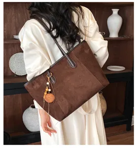 Bruine suède shopper tas detailweergave, retro schoudertas met houten kralen.