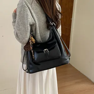Schwarze multifunktionale Hobo-Umhängetasche mit großem Fassungsvermögen für den Alltag.