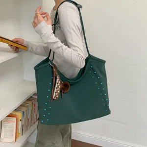 Bolso tote hobo verde oscuro de gran capacidad con cuentas azules y pompón marrón.
