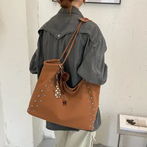 Bolso tote marrón suave elegante con remaches, bolso de hombro grande para mujer.