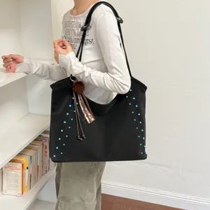 Bolso de hombro suave negro con tachuelas turquesas, gran bolso casual para mujer.