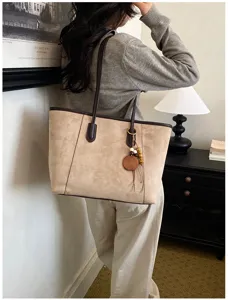 Gedetailleerd overzicht van de retro suède tote tas met zachte textuur en bruine afwerking.