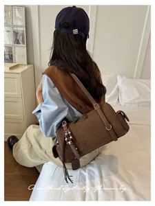 Braune Vintage Wildleder Umhängetasche Detailansicht mit strukturierter Oberfläche.