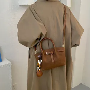 Sac à main marron chic pour femme, sac bandoulière polyvalent avec pendentif perles.