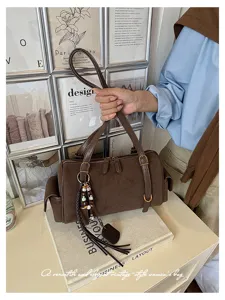Braune Wildleder Boston Umhängetasche für Damen, Vintage Bowling Handtasche mit großem Volumen.