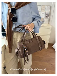 Braune Veloursleder Boston Schultertasche, vintage Bowling Handtasche mit grossem Stauraum.