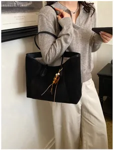 Zwarte suède oksel tote tas voor dames, retro casual schoudertas met houten kraal kwastje bedel.