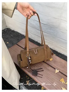 Braune Wildleder Boston Umhängetasche für Damen, vintage Achseltasche mit Quastenanhänger.