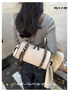 Wildleder Boston Umhängetasche für Damen, große Kapazität Bowling Handtasche mit Riemen.