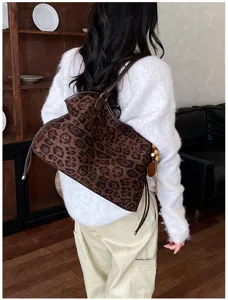 Vintage leopard print tote bag for women, large capacity casual shoulder bag, retro style.