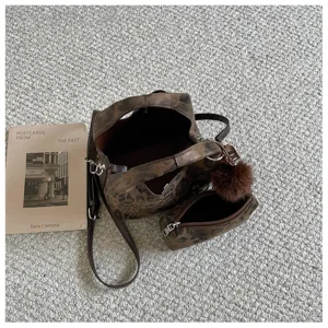 Koreanischer Vintage-Leopardenmuster Eimer Handtasche Set mit passender Tasche und Plüschball.