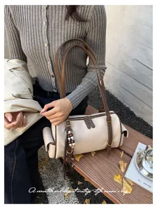 Detailansicht der Vintage Veloursleder Boston Umhängetasche mit Doppelriemen und Riemen.