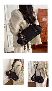 Schwarze Damen Umhängetasche aus Veloursleder Boston Bowling Schultertasche mit Quaste