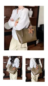 Sac cabas vert olive avec pendentif ours, idéal pour les trajets quotidiens et le style.