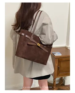 Sac cabas marron chic en daim pour femme, grand sac épaule rétro pour le travail quotidien.