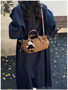 Sac à bandoulière marron en suédine avec cordon de serrage, élégant sac fourre-tout tendance.
