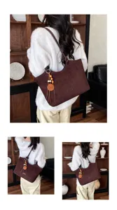 Retro suède shopper tas voor dames, chique schoudertas met kralen kwastje en comfortabele band.