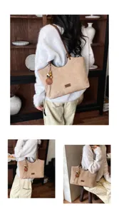Stijlvolle shopper damestas, casual schoudertas voor werk met houten kraal hanger.