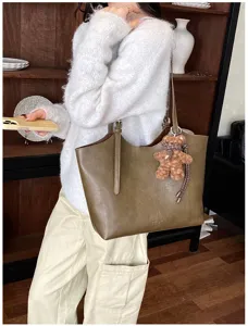Sac cabas fourre-tout élégant en cuir olive pour femme, sac à épaule polyvalent avec joli pendentif.